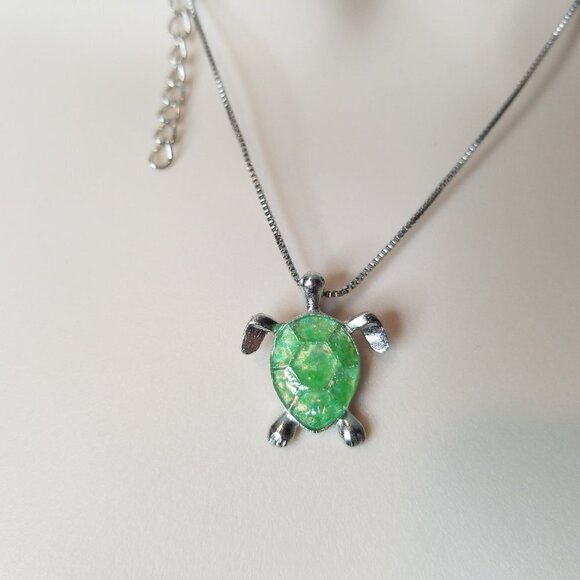 pretty Green Turtle with Silver Chain - Picture 4 of 10